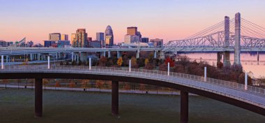 Louisville, Kentucky manzarası şafakta Panoraması