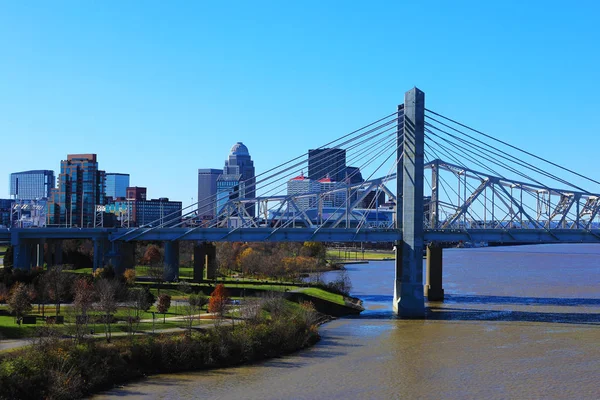 Louisville, Kentucky skyline med John F Kennedy Bridge — Stockfoto