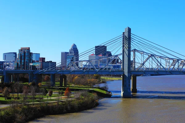 Louisville, Kentucky skyline con John F Kennedy Bridge —  Fotos de Stock