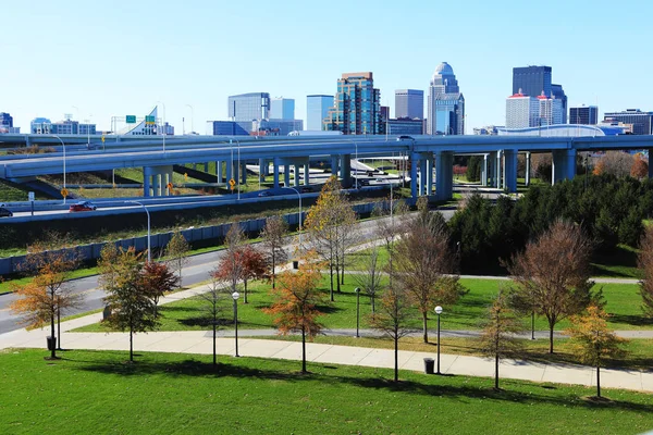 Louisville, Kentucky skyline med motortrafikled framför — Stockfoto