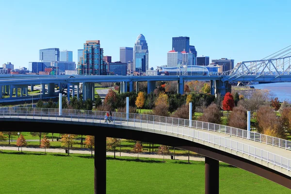 Louisville, Kentucky manzarası önünde yaya yürüme yolu ile