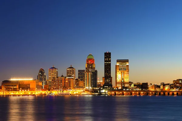 Die nächtliche Skyline von Louisville über dem Ohio River — Stockfoto