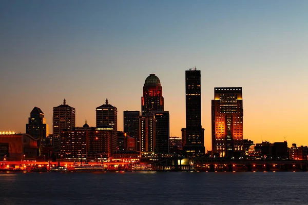 Louisville, Kentucky noční Panorama přes řeku Ohio — Stock fotografie