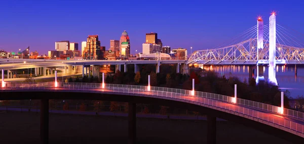 De skyline van Louisville, Kentucky in de schemering — Stockfoto