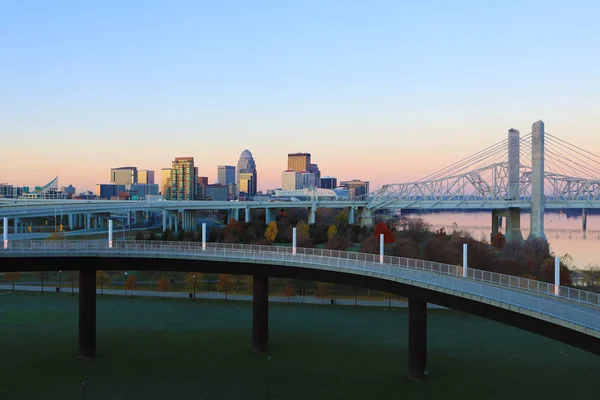 Louisville, Kentucky skyline al amanecer — Foto de Stock