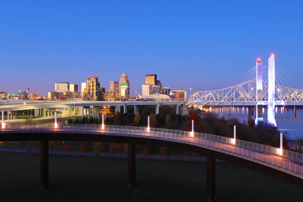 Louisville, Kentucky skyline ao amanhecer — Fotografia de Stock