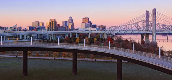 Panoráma, a Louisville, Kentucky skyline hajnalban — Stock Fotó