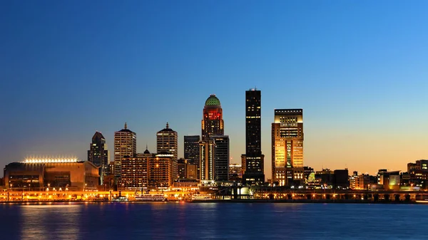 Amplia vista del horizonte de Louisville, Kentucky por la noche —  Fotos de Stock