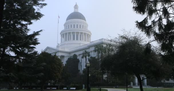 Vista Del Capitolio Del Estado Sacramento California Niebla — Vídeo de stock