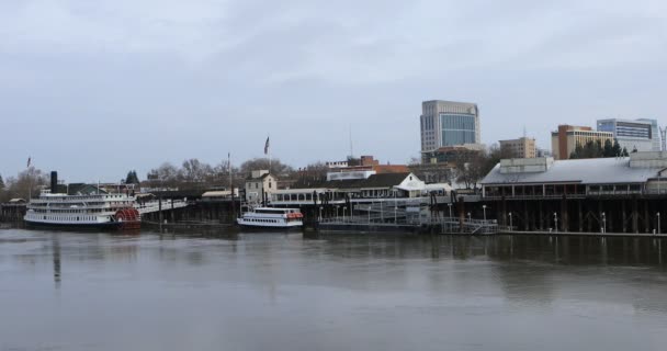 Vista Old Sacramento Través Del Río Sacramento — Vídeos de Stock