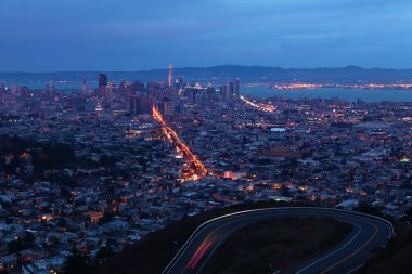 San Francisco, California şehir merkezinin gece görünümü
