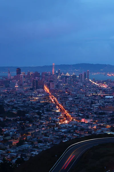 Vista vertical nocturna del centro de San Francisco, California — Foto de Stock