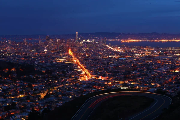 Široký noční pohled z centra města San Francisco — Stock fotografie