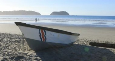 Kosta Rika Beach sahnede 4k ön planda tekne ile