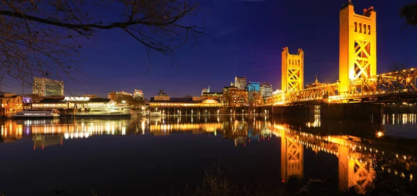 A Tower Bridge-Sacramento-ban panoráma éjszaka — Stock Fotó