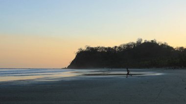 Kosta Rika kıyısında günbatımı