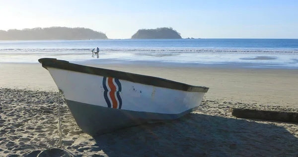 Cena de praia na Costa Rica com barco em primeiro plano — Fotografia de Stock