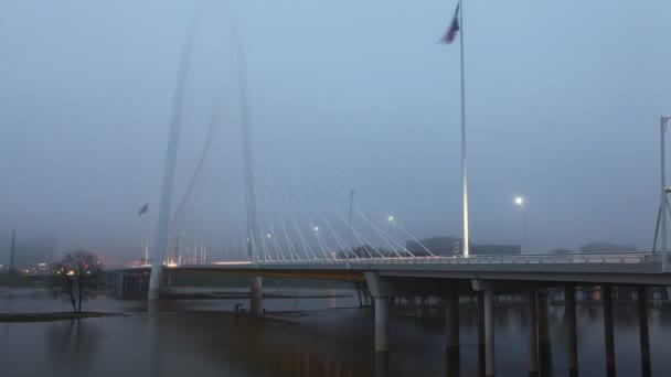 Traffico Sul Margaret Hunt Bridge Sulla Nebbiosa Mattina Dallas — Video Stock