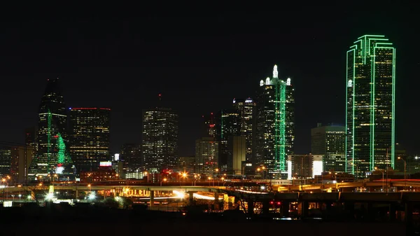 El horizonte de Dallas, Texas por la noche — Foto de Stock