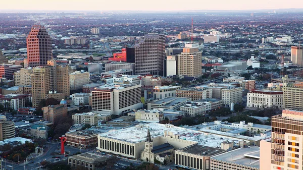 Aérea del centro de la ciudad de San Antonio en el crepúsculo — Foto de Stock