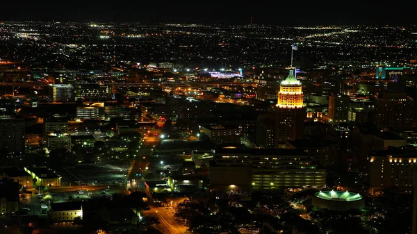 Luchtfoto van San Antonio centrum van de stad bij nacht — Stockfoto