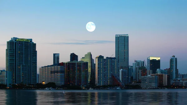 Pleine lune se levant sur Toronto, Canada — Photo