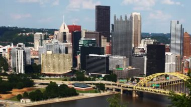 Pittsburgh şehir merkezindeki 4k hava timelapse