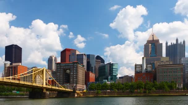 Horizonte Timelapse Pittsburgh Por Puente — Vídeo de stock