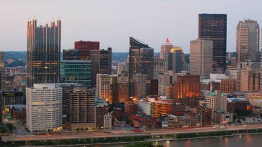 Pittsburgh, Pennsylvania şehir merkezini alacakaranlıkta