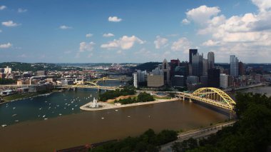 Pittsburgh, Pennsylvania şehir merkezinin bir havadan görünümü