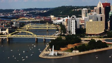 Pittsburgh, Pennsylvania şehir merkezinin bir havadan görünümü