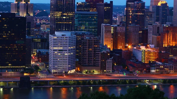 匹兹堡 宾夕法尼亚州市中心晚上 — 图库照片
