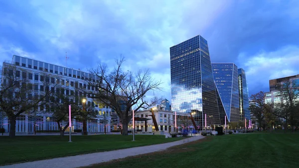 Regina, Saskatchewan, Canadá centro da cidade ao entardecer — Fotografia de Stock