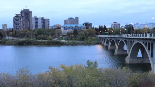 Timelapse Día Noche Del Centro Ciudad Saskatoon — Vídeo de stock