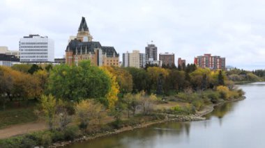 Kanada Saskatoon 'un 4k şehir merkezindeki zamanı.