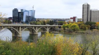 Saskatoon şehir merkezinin 4k sonbaharındaki zaman çizelgesi.