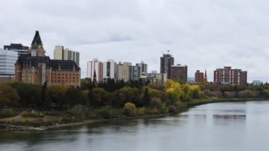 Saskatoon, Kanada şehir merkezinin 4k sonbaharı.