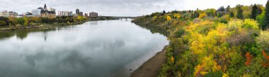 Saskatoon Panoraması, Kanada şehir merkezi nehir kenarı.