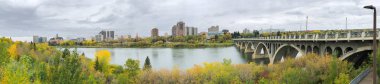 Saskatoon Panoraması, Kanada şehir merkezi nehrin üzerinde.