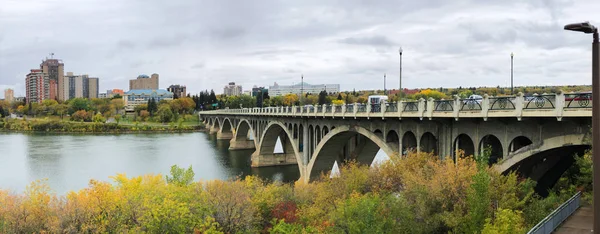 Panorama de Saskatoon, Canadá skyline por rio — Fotografia de Stock
