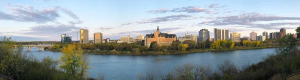 Panorama of Saskatoon, Canada city center over river — ストック写真