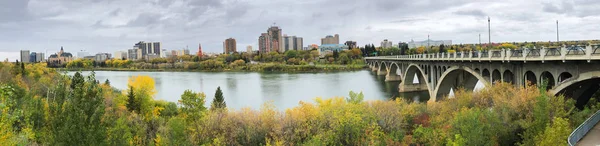 Panorama of Saskatoon, Canada skyline over river — ストック写真