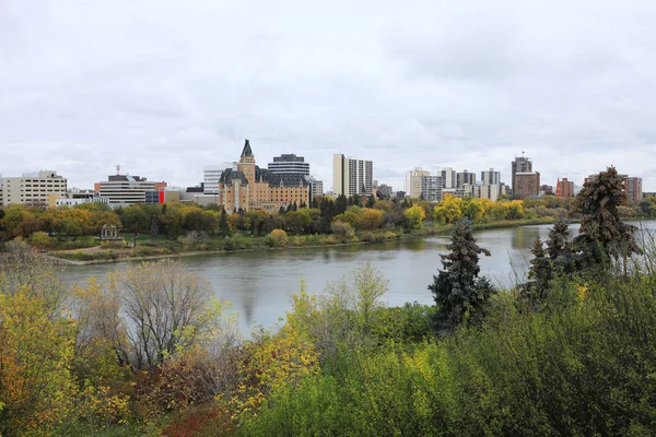 Saskatoon, Canada stadsgezicht langs de rivier — Stockfoto