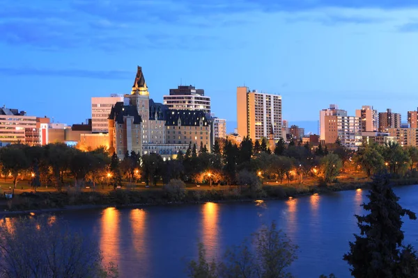 Saskatoon, Kanadas centrum på natten — Stockfoto