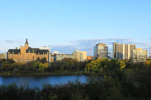 Saskatoon, Canada downtown over river — ストック写真