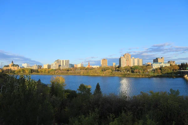 Saskatoon, Canada downtown by river — ストック写真