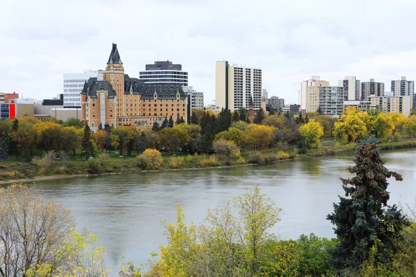 Saskatoon, Canadá skyline sobre o rio — Fotografia de Stock