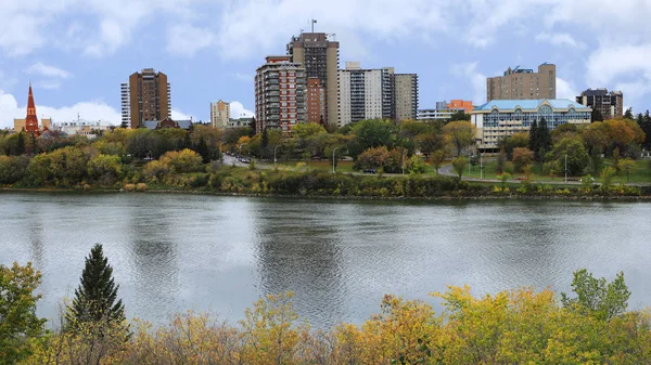 Saskatoon, Canadá centro de la ciudad por río — Foto de Stock