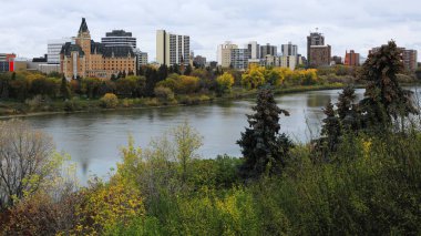 Saskatoon, Kanada şehir merkezi nehir manzarası