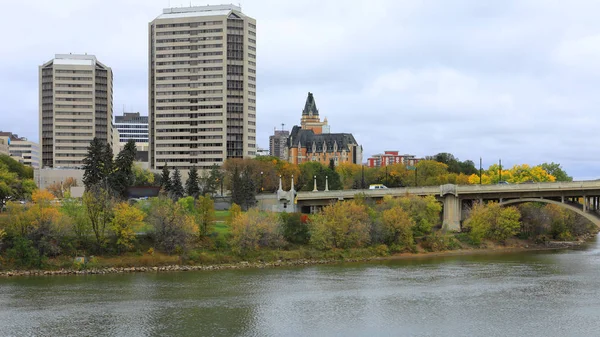 Saskatoon şehri ve Güney Saskatchewan Nehri — Stok fotoğraf